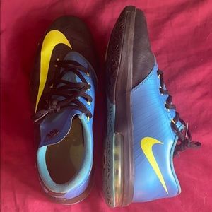 Kd 6. blue and black tennis shoes